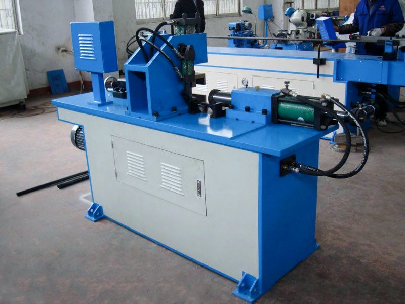 Máquina formadora de extremos de tubos