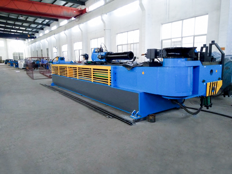 Máquina dobladora de tubos